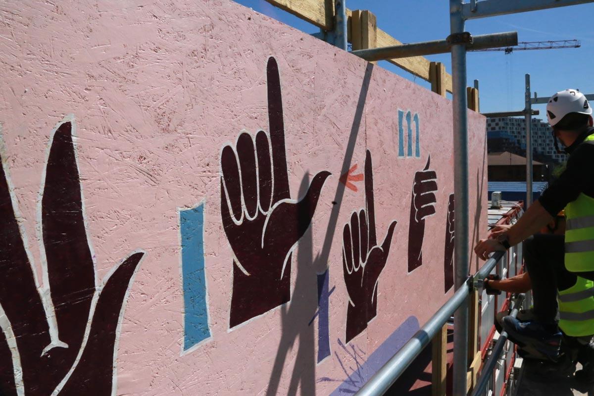 Nowy mural w Krakowie: ”Powitanie to początek relacji” – nasz projekt w PropertyDesign